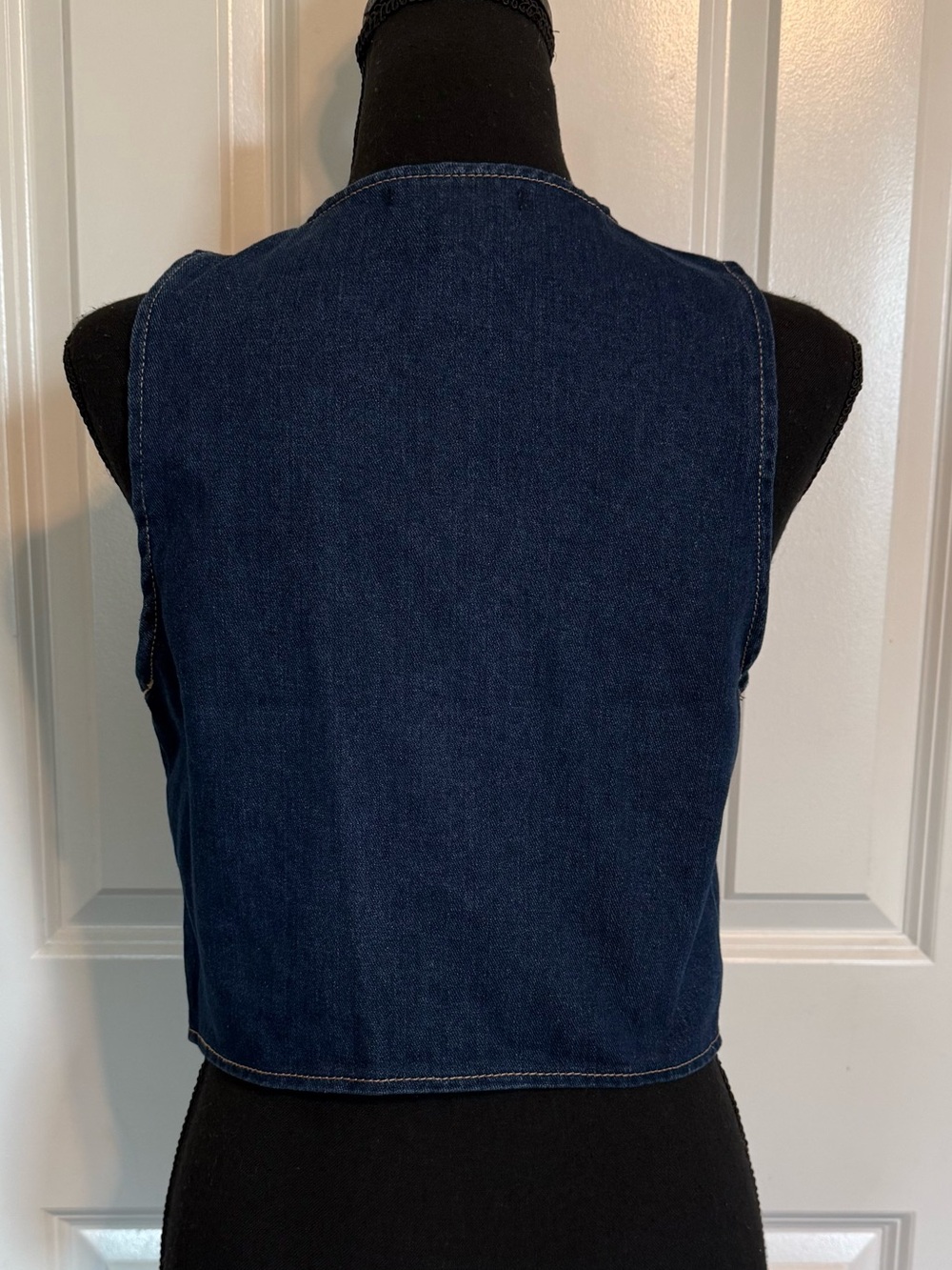 NWT Sincerely Jules SZ M Dark Denim Vest 3 buttons Faux Pockets Fitted - Picture 2 of 8